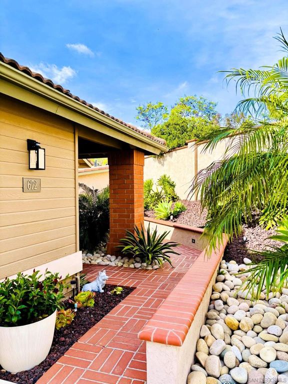 Image 3 of property listing at 672 CHATEAU PLACE, Escondido, CA 92029