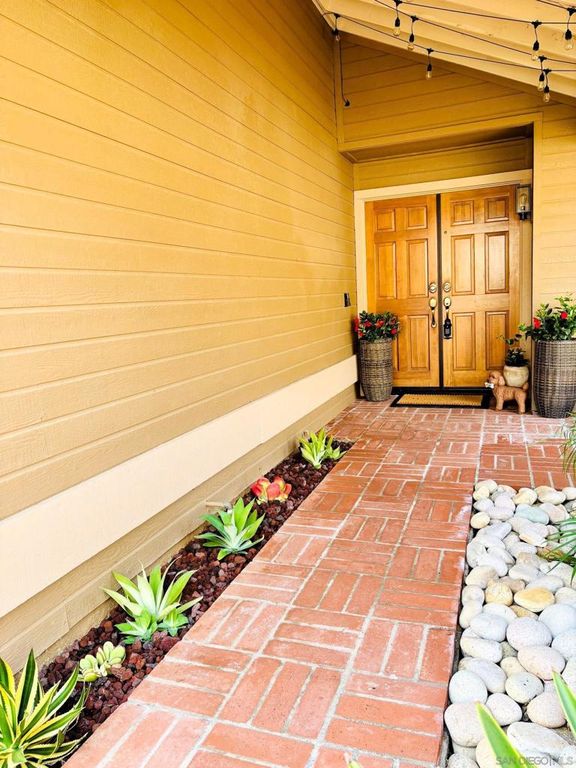 Image 4 of property listing at 672 CHATEAU PLACE, Escondido, CA 92029