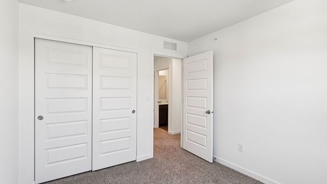 557 Yosemite Way, Mundelein, IL 60060