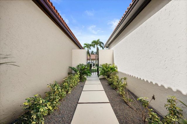 4 Ironwood Way N, Palm Beach Gardens, FL 33418