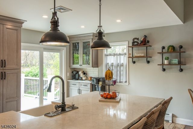 15 Windsor Dr, Jefferson Twp., NJ 07438