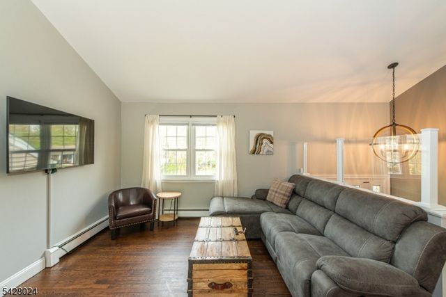 15 Windsor Dr, Jefferson Twp., NJ 07438