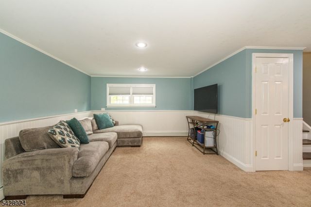 15 Windsor Dr, Jefferson Twp., NJ 07438