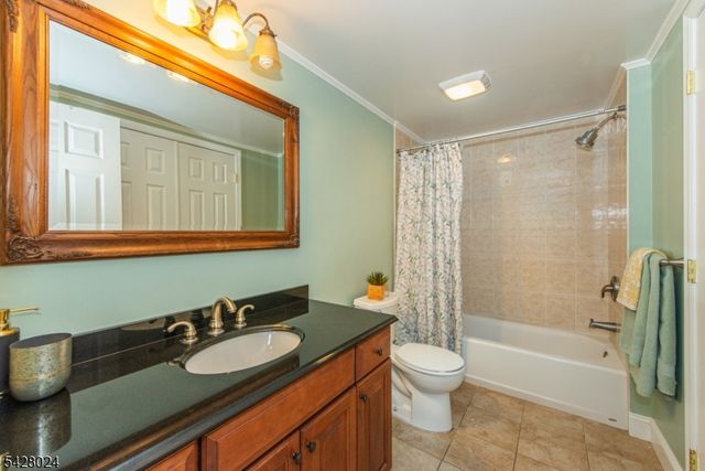 15 Windsor Dr, Jefferson Twp., NJ 07438
