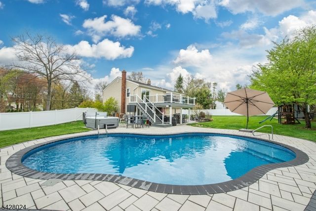 15 Windsor Dr, Jefferson Twp., NJ 07438