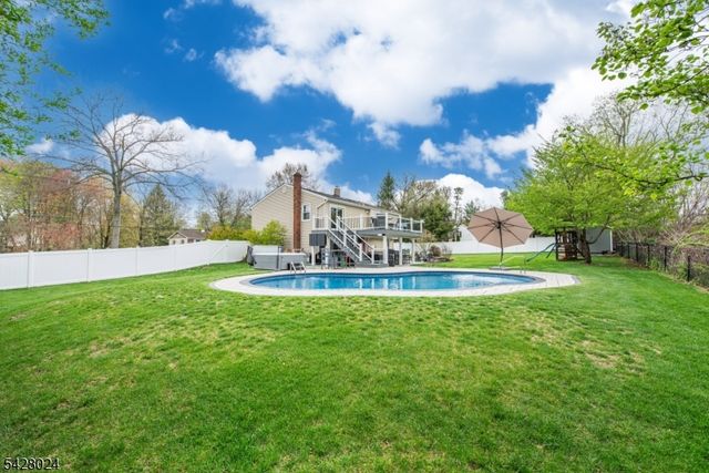 15 Windsor Dr, Jefferson Twp., NJ 07438