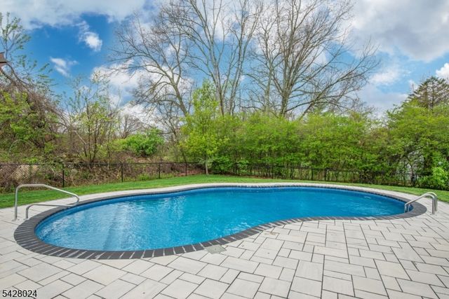 15 Windsor Dr, Jefferson Twp., NJ 07438