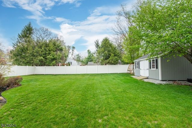 15 Windsor Dr, Jefferson Twp., NJ 07438