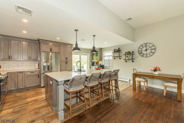 15 Windsor Dr, Jefferson Twp., NJ 07438