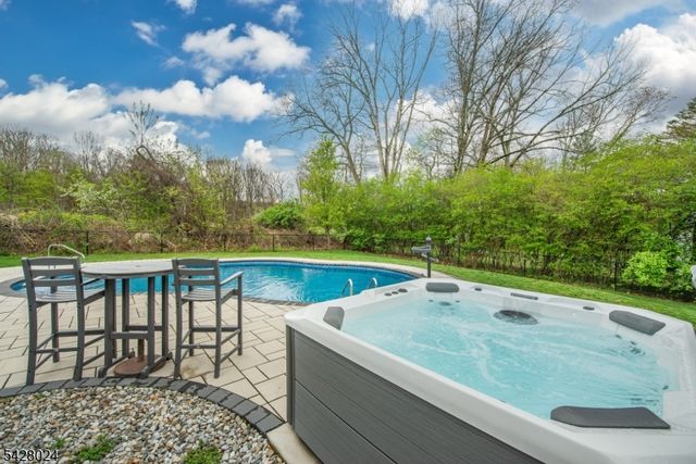 15 Windsor Dr, Jefferson Twp., NJ 07438