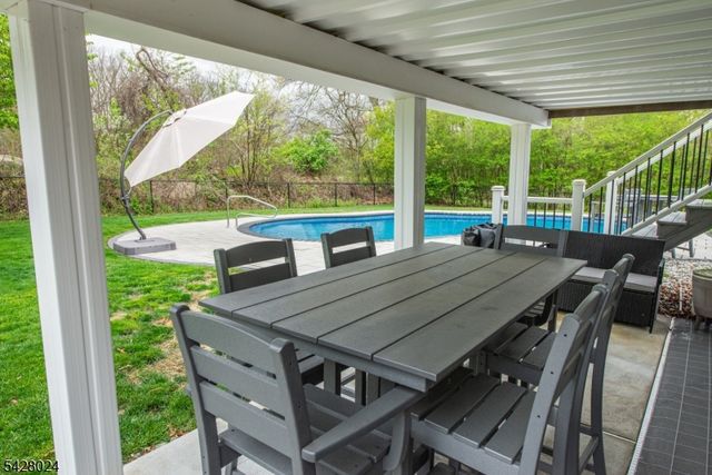 15 Windsor Dr, Jefferson Twp., NJ 07438