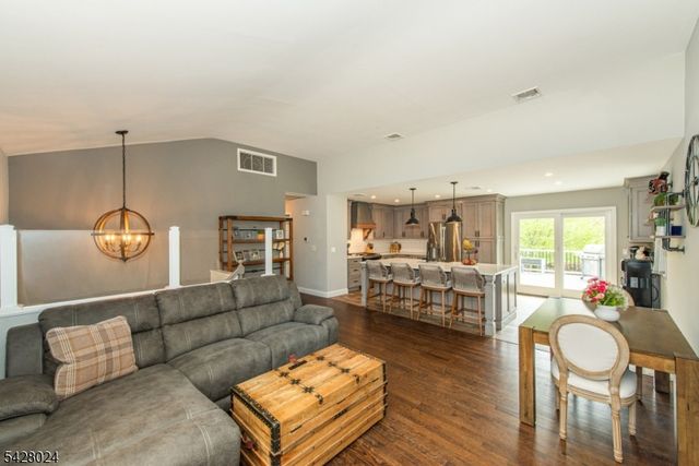 15 Windsor Dr, Jefferson Twp., NJ 07438