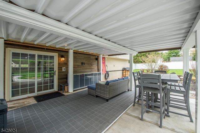 15 Windsor Dr, Jefferson Twp., NJ 07438