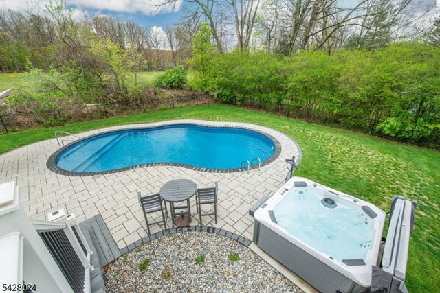 15 Windsor Dr, Jefferson Twp., NJ 07438