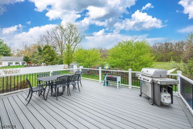 15 Windsor Dr, Jefferson Twp., NJ 07438
