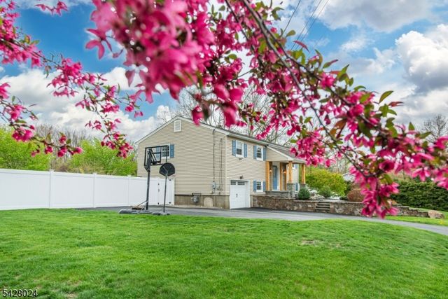 15 Windsor Dr, Jefferson Twp., NJ 07438