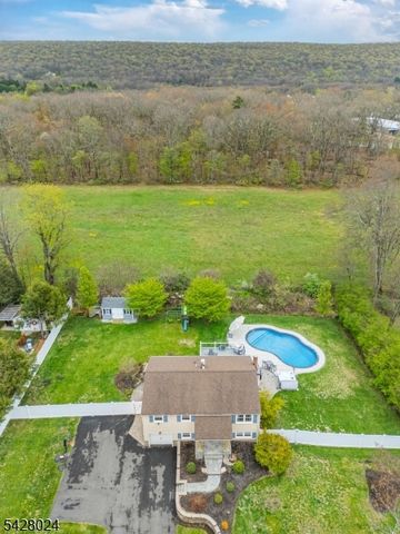 15 Windsor Dr, Jefferson Twp., NJ 07438