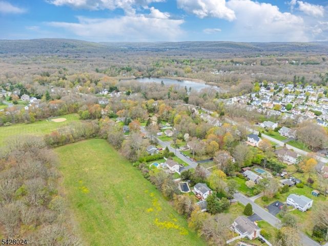 15 Windsor Dr, Jefferson Twp., NJ 07438