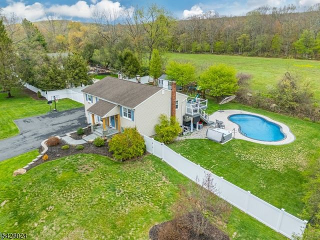 15 Windsor Dr, Jefferson Twp., NJ 07438