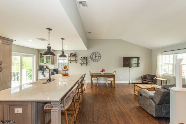 15 Windsor Dr, Jefferson Twp., NJ 07438