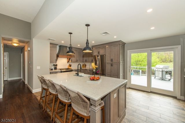 15 Windsor Dr, Jefferson Twp., NJ 07438