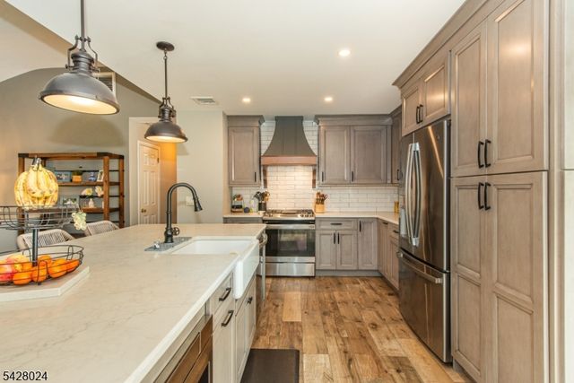 15 Windsor Dr, Jefferson Twp., NJ 07438