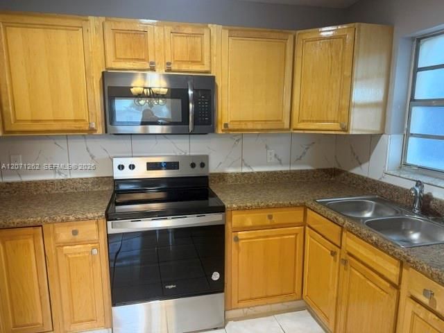 2571 NW 5th Street, Pompano Beach, FL 33069