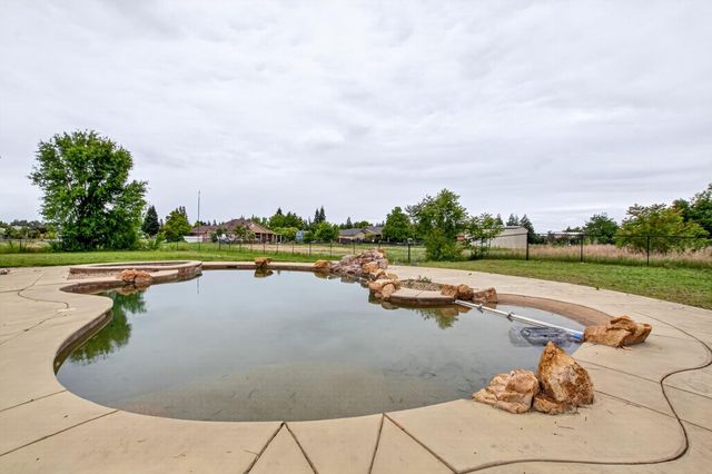 735 N Fine Rd, Linden, CA 95236