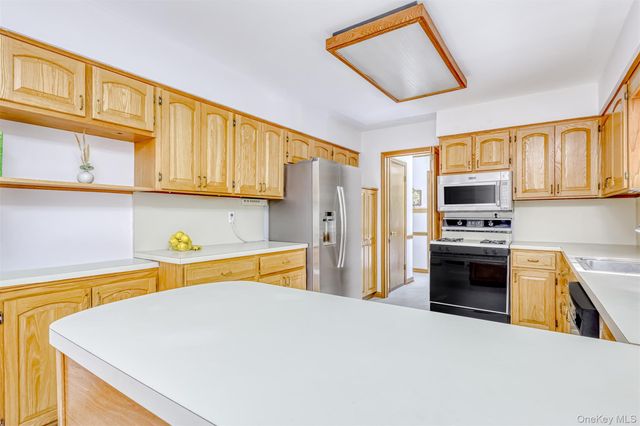 16 Sterling Forest Lane, Suffern, NY 10901