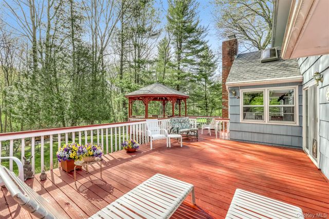 16 Sterling Forest Lane, Suffern, NY 10901