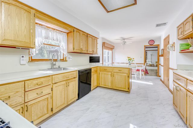 16 Sterling Forest Lane, Suffern, NY 10901