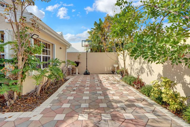 12 Brighton Court, Palm Beach Gardens, FL 33418