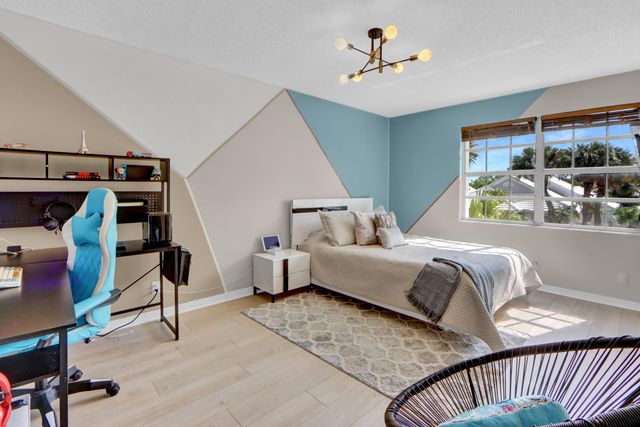 12 Brighton Court, Palm Beach Gardens, FL 33418