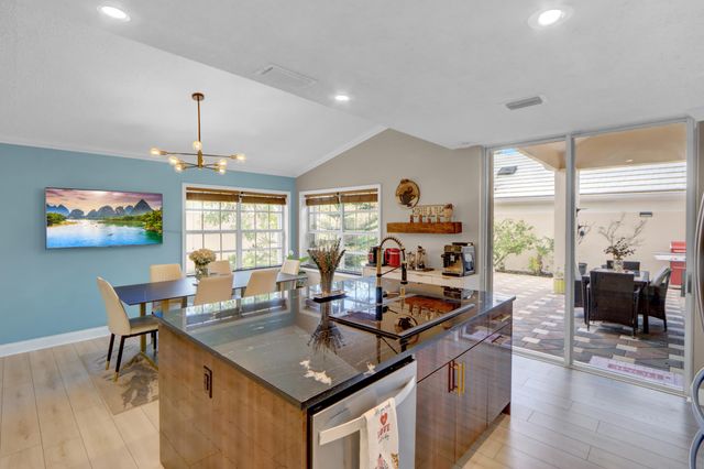 12 Brighton Court, Palm Beach Gardens, FL 33418