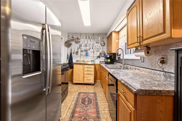 19 Gannett Road, Farmington, NY 14425