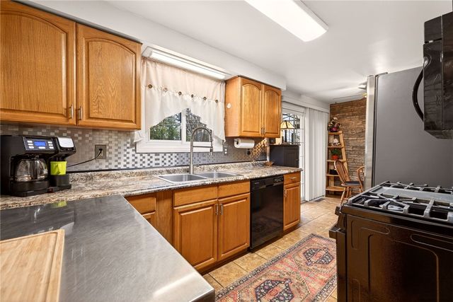 19 Gannett Road, Farmington, NY 14425