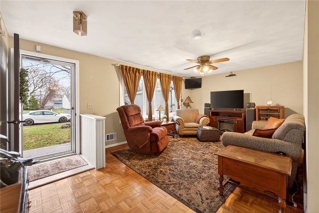 19 Gannett Road, Farmington, NY 14425