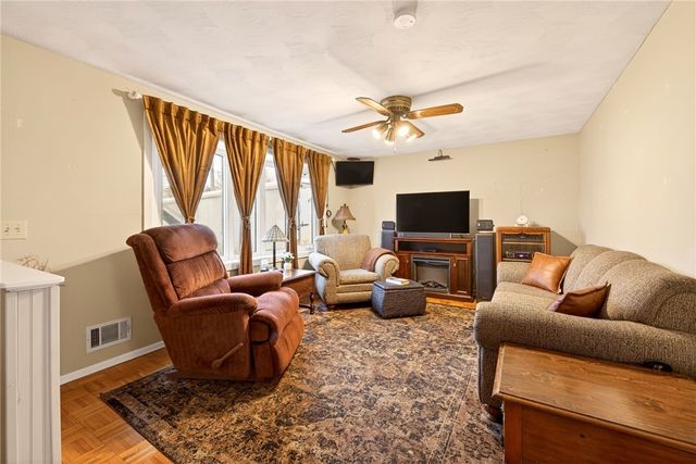 19 Gannett Road, Farmington, NY 14425