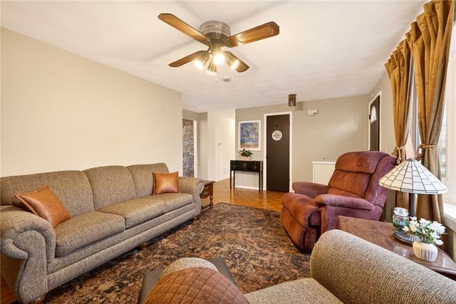 19 Gannett Road, Farmington, NY 14425