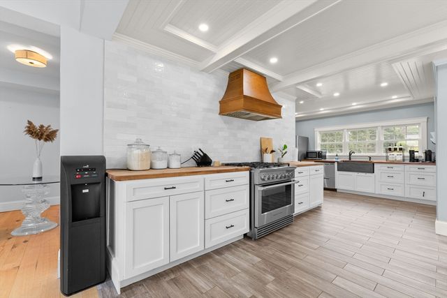 896 Plymouth St, Abington, MA 02351