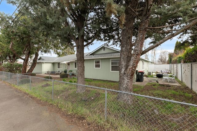 331 N 8th Street, Central Point, OR 97502