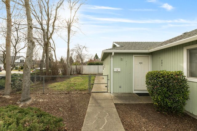 331 N 8th Street, Central Point, OR 97502