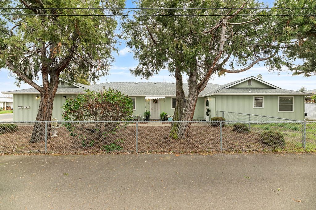 331 N 8th Street, Central Point, OR 97502