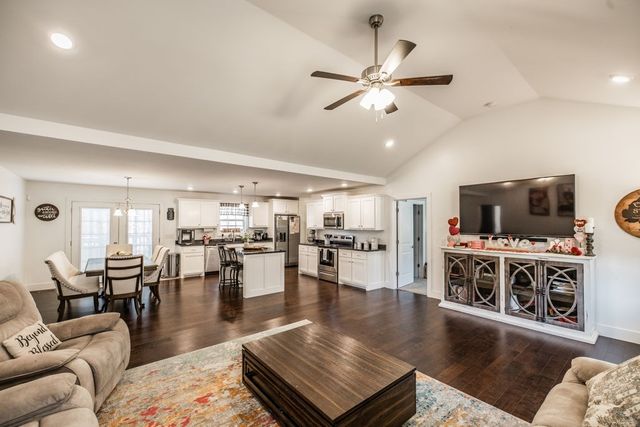 1007 Smiley Troutt Rd, Bethpage, TN 37022