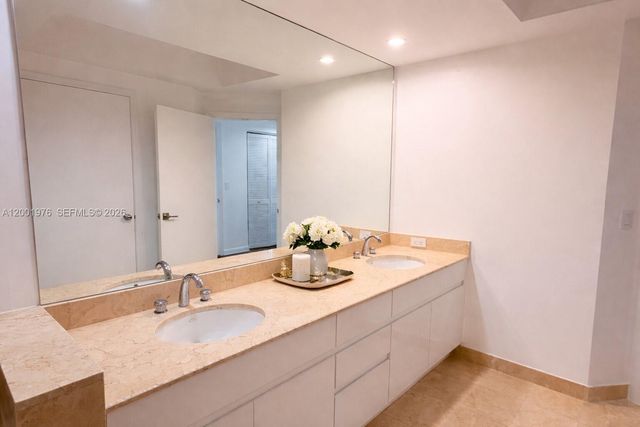 848 Brickell Key Dr 905, Miami, FL 33131