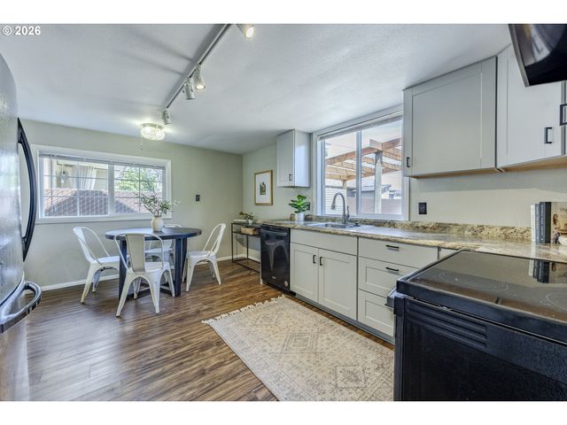 1222 E St, Springfield, OR 97477