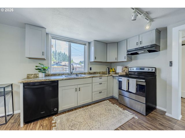 1222 E St, Springfield, OR 97477
