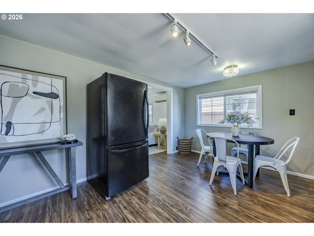 1222 E St, Springfield, OR 97477