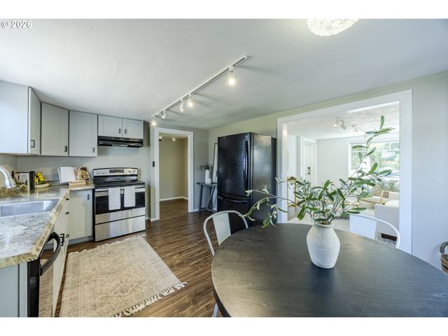 1222 E St, Springfield, OR 97477