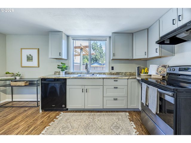 1222 E St, Springfield, OR 97477